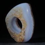 Chalcedon matt mit naturbelassenen Seiten