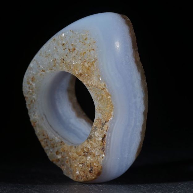 Chalcedon matt mit naturbelassenen Seiten