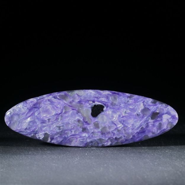 Charoit aus Russland. Elegante Freiform, beidseitig gewölbt