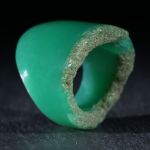 Australischer Chrysopras, handgeschliffener Ring mit naturbelassener Randpartie