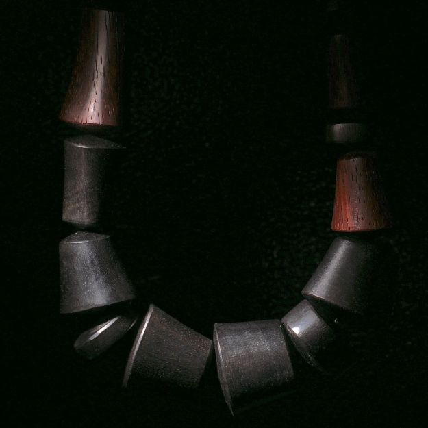 Collier aus diversen Edelhölzer, Fantasieform, Länge ca. 47cm