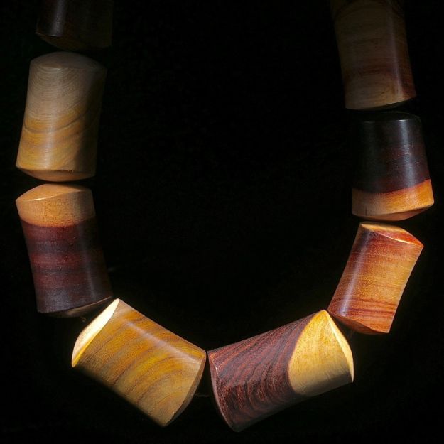 Collier aus diversen Edelhölzer, Fantasieform, Länge ca.46cm