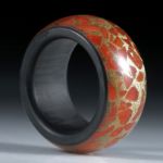 Fingerring aus Edelkoralle in Messingmatrix