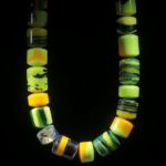 Fusingglas Collier, Zylinderform mit gewölbten Seitenflächen