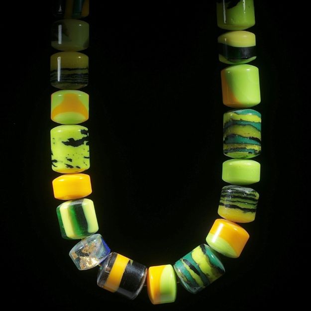 Fusingglas Collier, Zylinderform mit gewölbten Seitenflächen