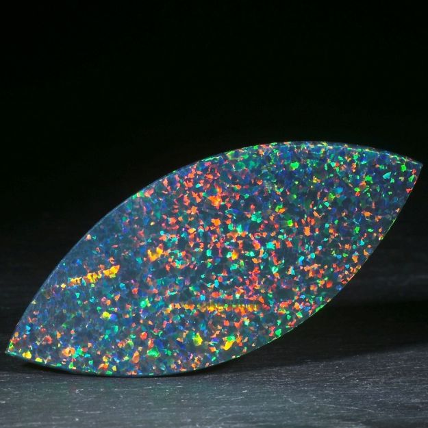 Navette aus synthetischem Opal