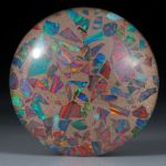 Opal synthetisch in Bronzematrix, mit poliertem Bergkristall