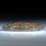 Opal synthetisch in Bronzematrix, mit poliertem Bergkristall