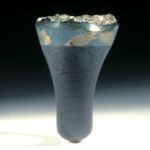 Pyrit mit kristalliner Oberfläche auf Carbonringschiene