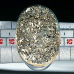 Pyrit mit kristalliner Oberfläche auf Carbonringschiene