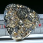 Ring aus Hämatit und Pyritkristallen