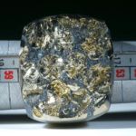 Ring aus Hämatit und Pyritkristallenv