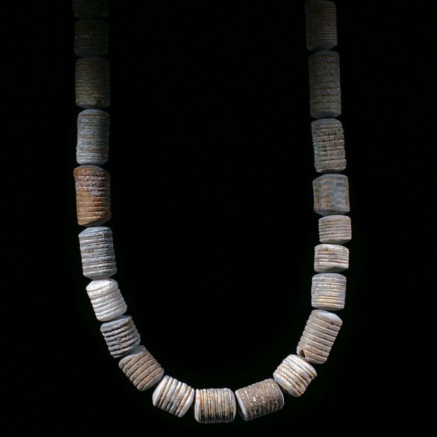 Seelilie Marokko, handgeschliffenes Collier mit naturbelassener fossiler Aussenhaut