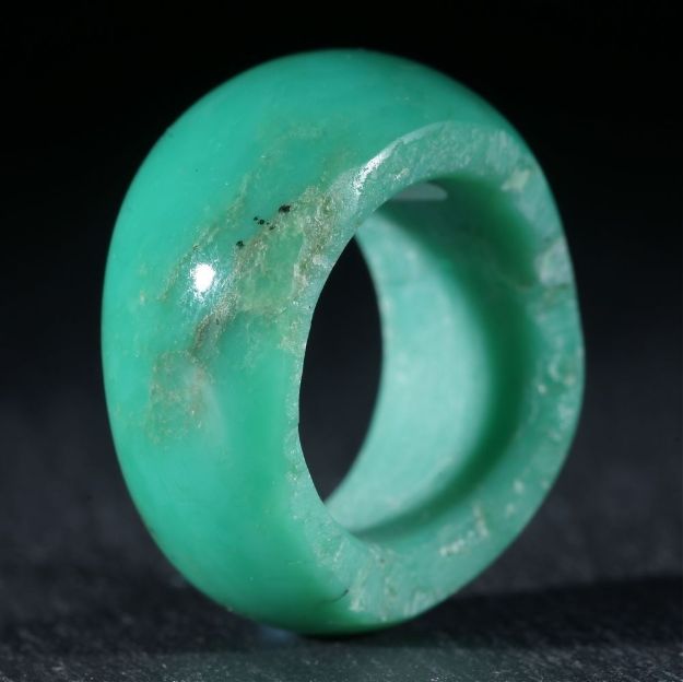 Brasilianischer Chrysopras, handgeschliffener Ring mit naturbelassener Randpartie