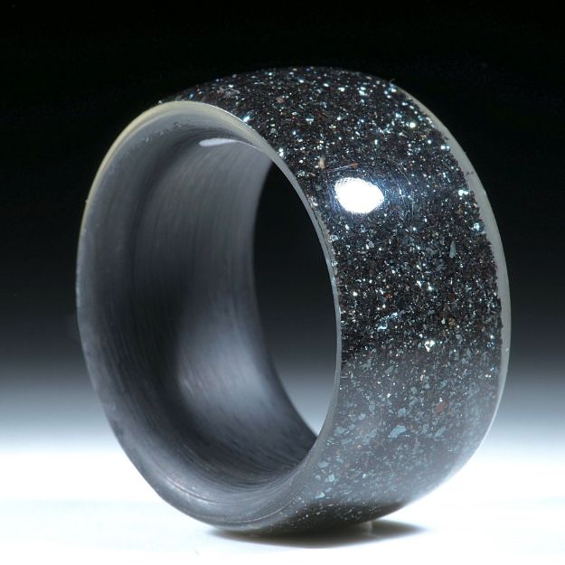 Karbonring mit Hämatitkristallen beschichtet