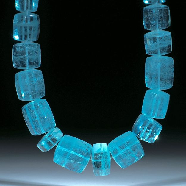Aquamarin Brasilien mit sehr schöner Farbe, aufwendig geschliffenes Collier aus Sechseckformen