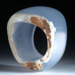 Chalcedon Ring mit naturbelassener Seite