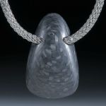 Dichroic Glass, Opalglas Anhänger mit Carbon Rückseite