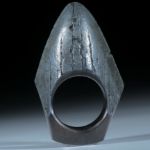 Fingerring aus einem versteinerten Megalodon Zahn