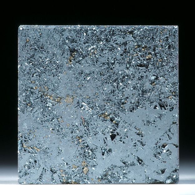 Hämatitviereck (Eisenerz), parallel plangeschliffen