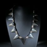 Megalodon Collier (versteinerter Haifischzahn)