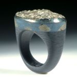 Pyrit mit kristalliner Oberfläche auf Carbonringschiene