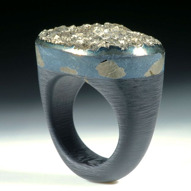 Pyrit mit kristalliner Oberfläche auf Carbonringschiene