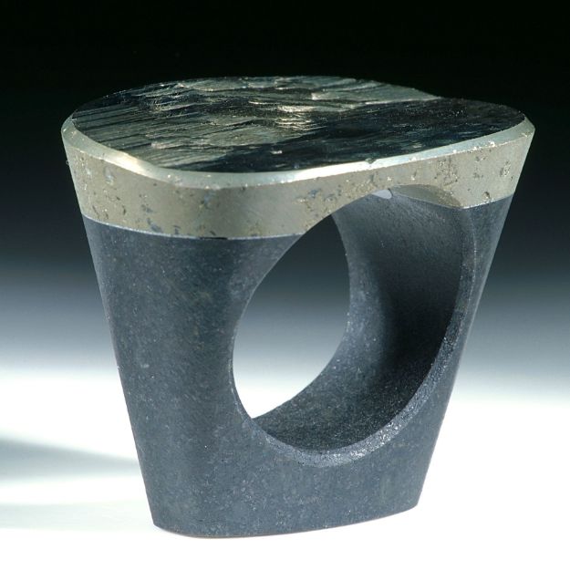 Pyrit mit kristalliner Oberfläche, auf Gabbro Ringschiene