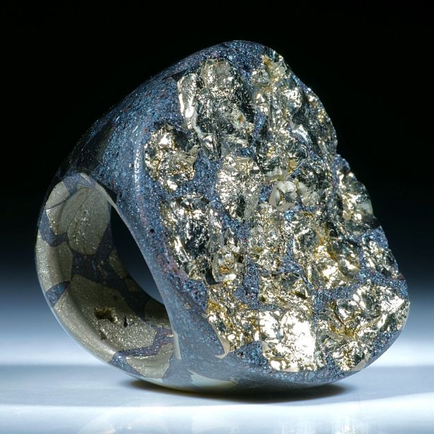 Ring aus Hämatit und Pyritkristallen