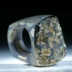 Ring aus Hämatit und Pyritkristallen