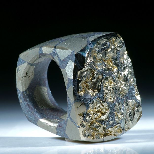 Ring aus Hämatit und Pyritkristallen