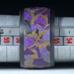 Sugilith in Messingmatrix, mit Karbonseiten und Innenring