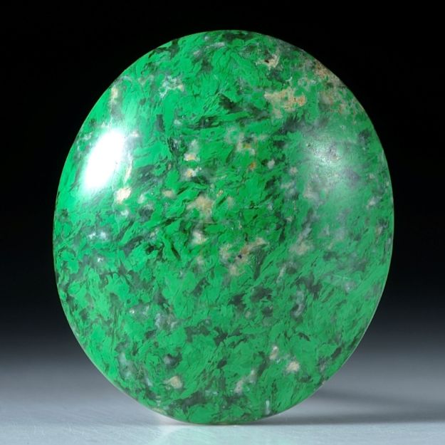 Maw-sit-sit, Chloromelanit, Myanmar,68.39ct. ovaler Cabochon ca.35.5x31x10mm