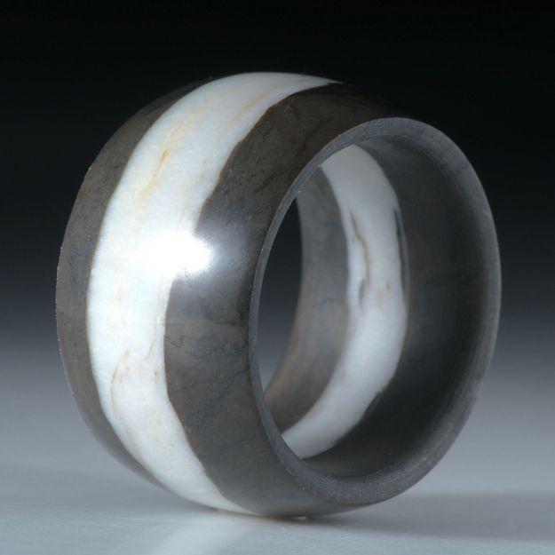Kieselstein Fingerring, Bandring mit Quarzlinie poliert