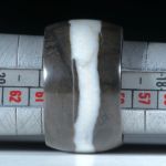 Kieselstein Fingerring, Bandring mit Quarzlinie poliert