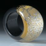 Fingerring Goldglas und Silberglas, bombierte Form im Verlauf geschliffen und poliert