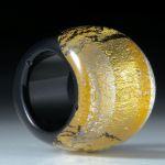 Fingerring Goldglas und Silberglas, bombierte Form im Verlauf geschliffen und poliert