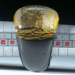 Fingerring Goldglas und Silberglas, bombierte Form im Verlauf geschliffen und poliert
