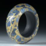 Edelsteinring Dumortierit in Bronzematrix mattiert, mit Karbon Innenring