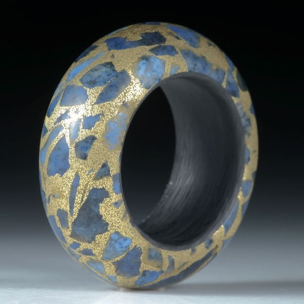 Edelsteinring Dumortierit in Bronzematrix mattiert, mit Karbon Innenring