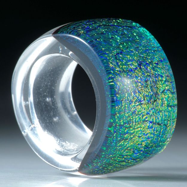 Dichroic Glass, Opalglas Ring, geschwungene Form im Verlauf, bombiert und poliert