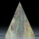 Edelopal Andamooka Australien, Dreieckform ca.47x41x3mm