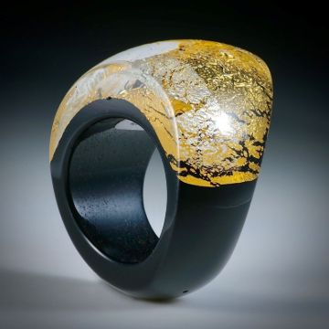 Goldglas Fingerring,  geschwungene Form im Verlauf geschliffen