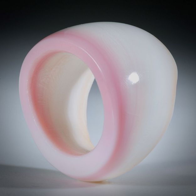 Conch, strombus gigas Fingerring, Breite im Verlauf von 9.5mm auf 19mm