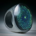Fingerring Opalglas mit Lasergraviertem Muster