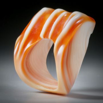 Fingerring aus einer Feuerofen Schnecke (cypraecassis rufa)