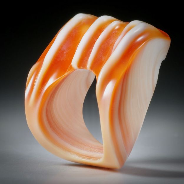Fingerring aus einer Feuerofen Schnecke (cypraecassis rufa)