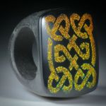 Opalglas Fingerring mit lasergraviertem keltischen Knotenmuster