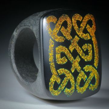 Opalglas Fingerring mit lasergraviertem keltischen Knotenmuster