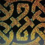 Opalglas Fingerring mit lasergraviertem keltischen Knotenmuster